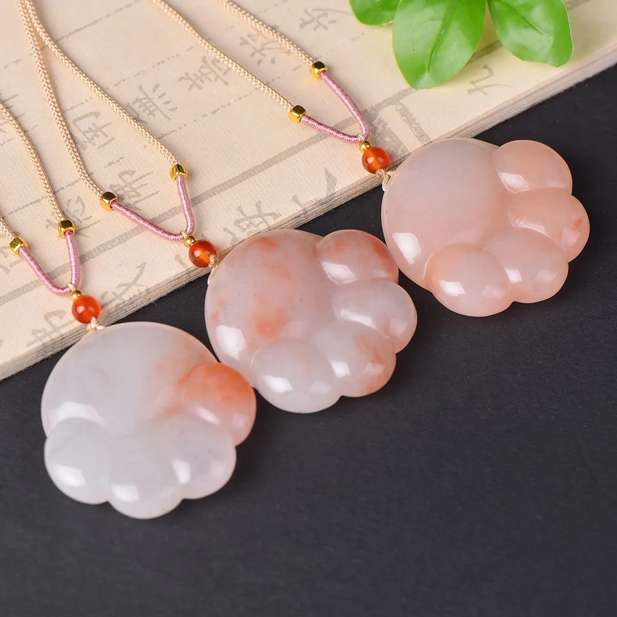 

Изысканный нефритовый кот с цветком персика PAWS, символизирующий внимание на богатство и сокровища. Дайте их в своей семье и друзья