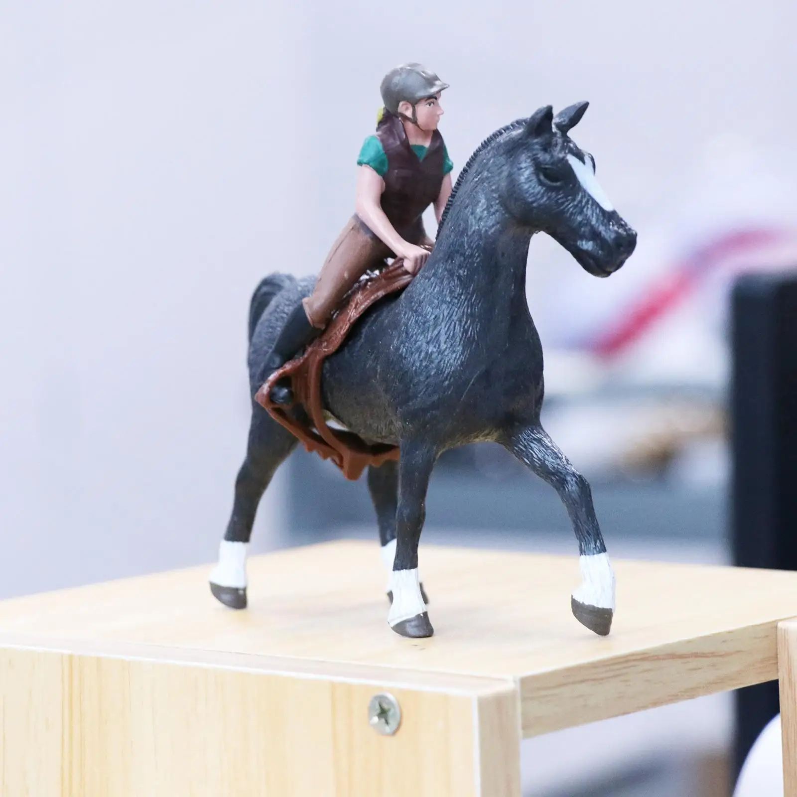 Realistisches Pferd mit Reiter, abnehmbares Modell, bemalte Figur, Statuenkollektion, Miniatur-Tierfigur aus Kunststoff für Kleinkinder und Kinder