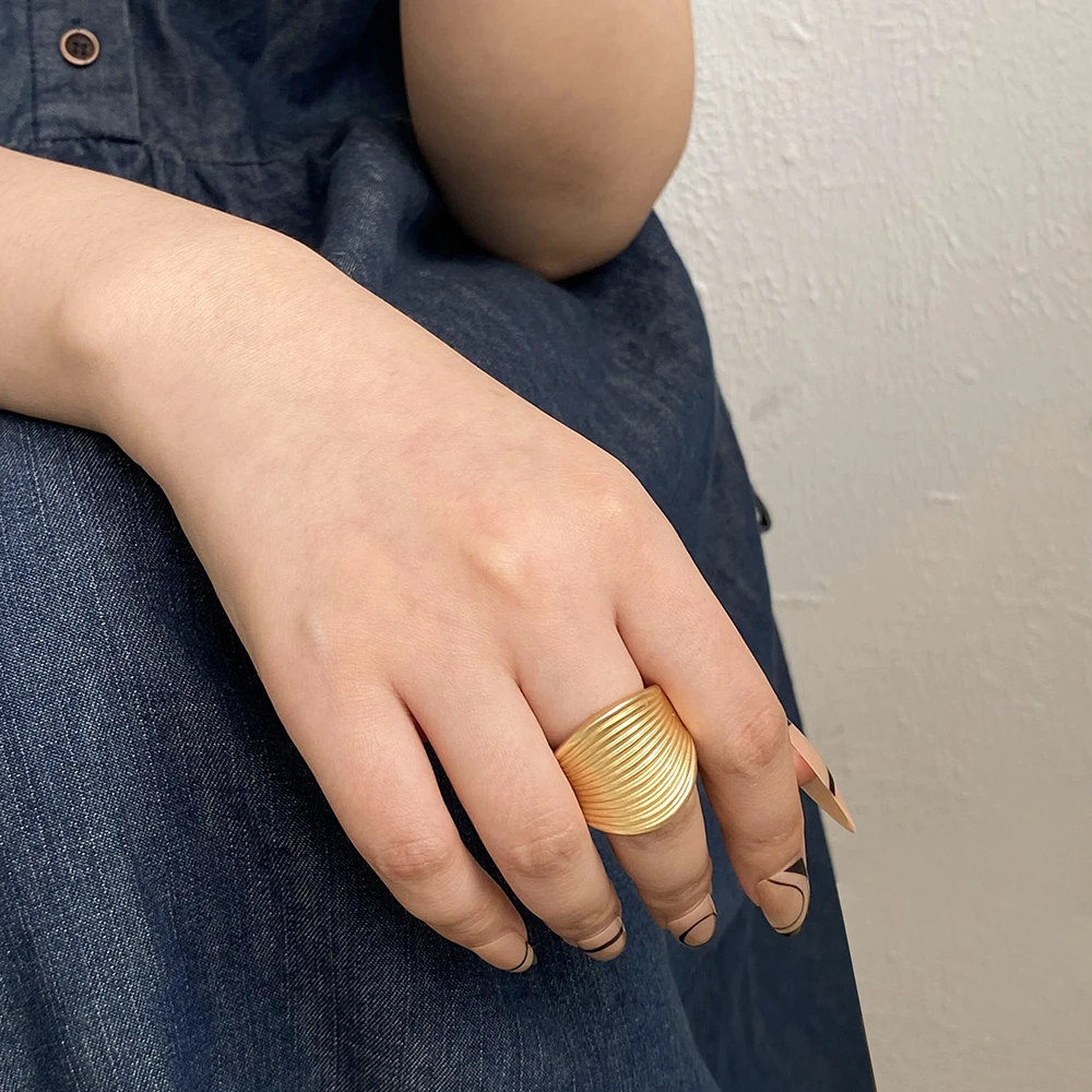 Amorcome Exaggerated Gold Color Metal Geometric Rings for Women Adjustable Elastic Rope Chunky Ring Fashion Statement Jewelry