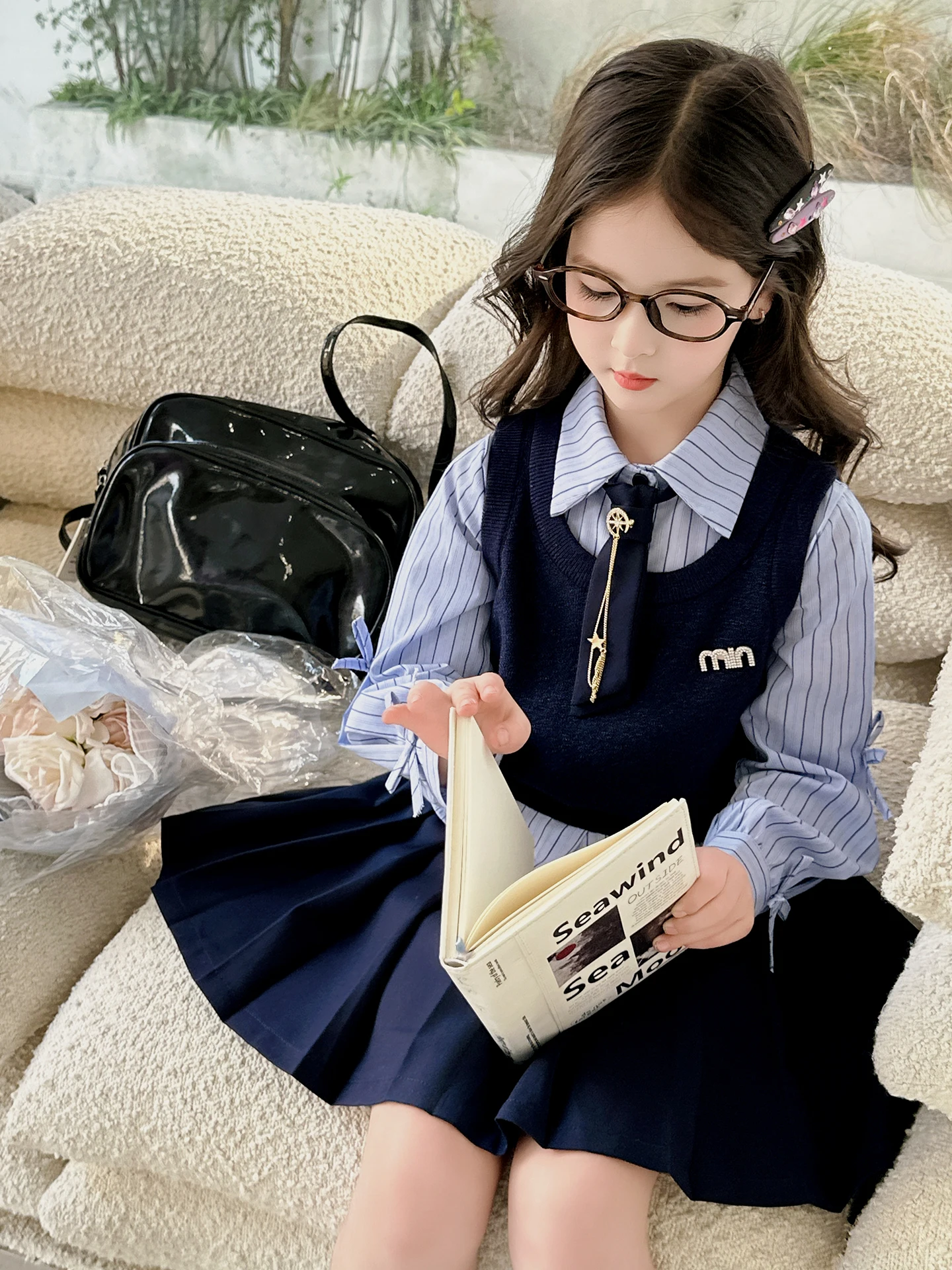 

Комплект для девочек: вязаная рубашка в полоску, жилет и юбка, весна 2026, новый корейский стиль, средний вес, повседневная одежда для детей