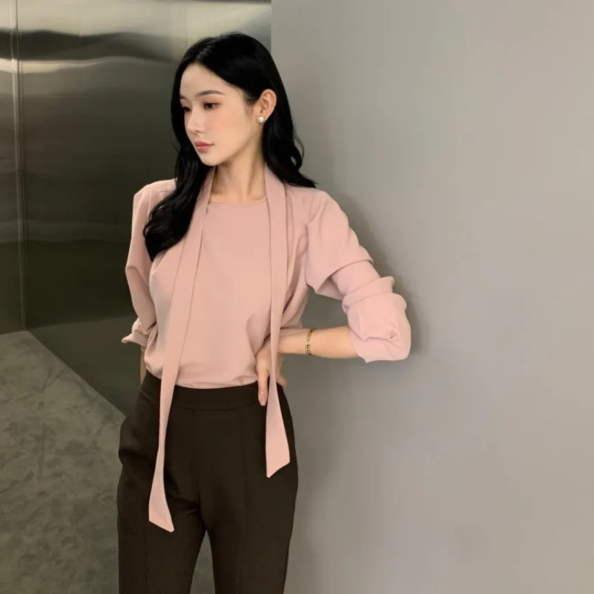 

Весна 2026: Модный женский топ с воротником-рубашкой и эффектом многослойности, однотонный, стройнящий, дышащий, из полиэстера, с длинным рукавом