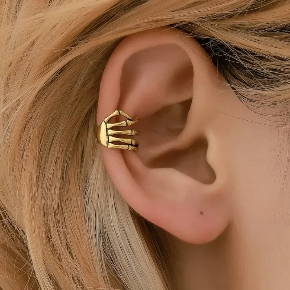 Simple Retro Gothic Skull Hand Bone Clip Fake Pierced Earrings Hip Hop Punk Rock Halloween Fashion Party Men and Women Jewelry