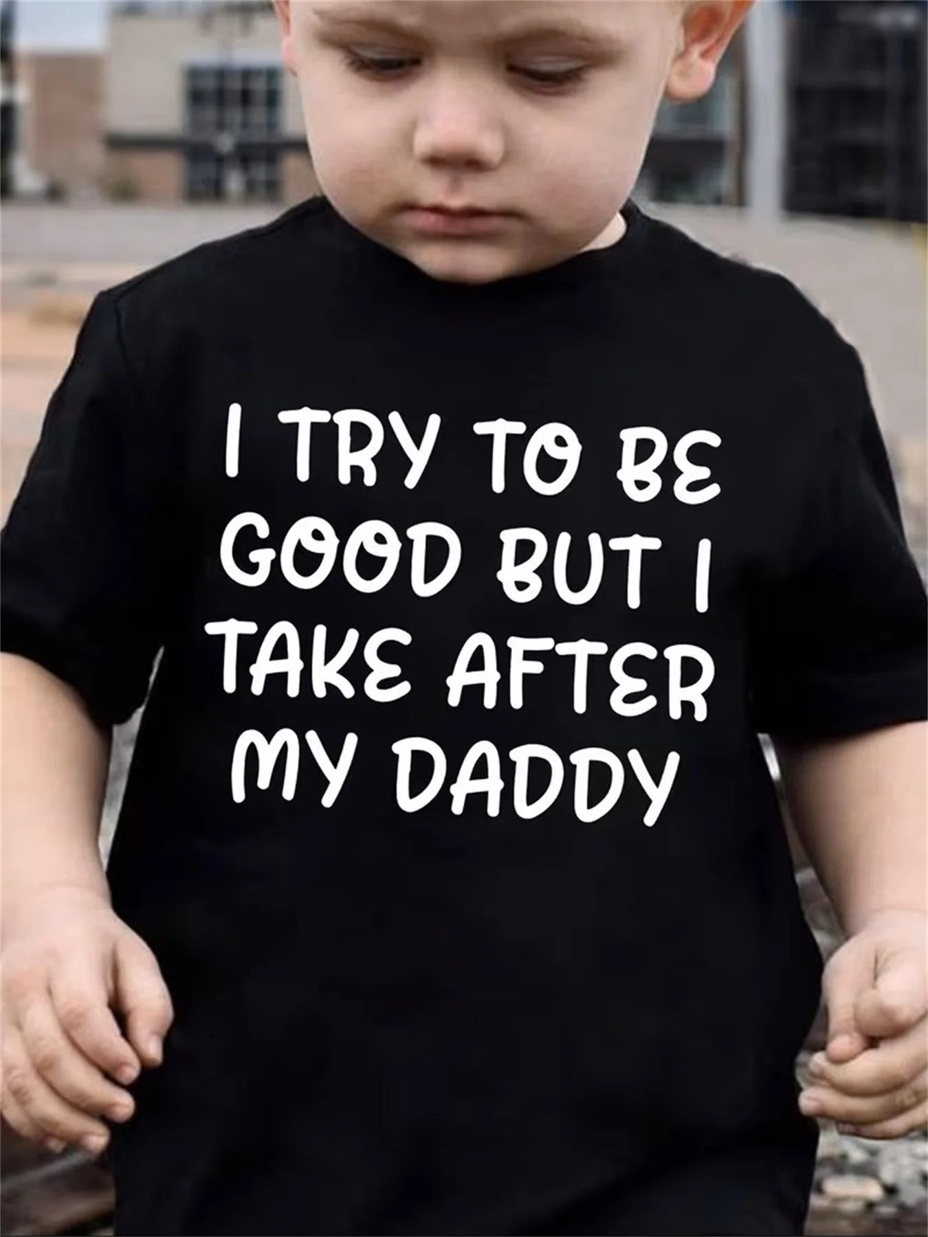 Elegante camiseta de manga corta de verano para niños con la frase 'Prueba ser buena pero toma después de mi papá' en una letra