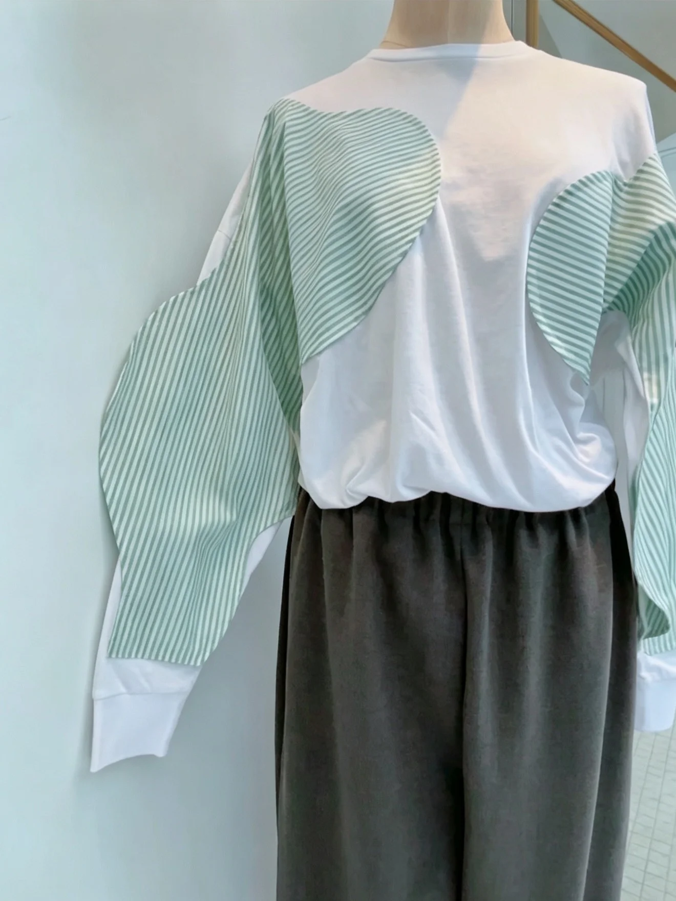 Long Sleeve Patchwork Design Ladies T-Shirt Casual Loose Fit round Neck Regular Length Fashionable Color Block Pattern