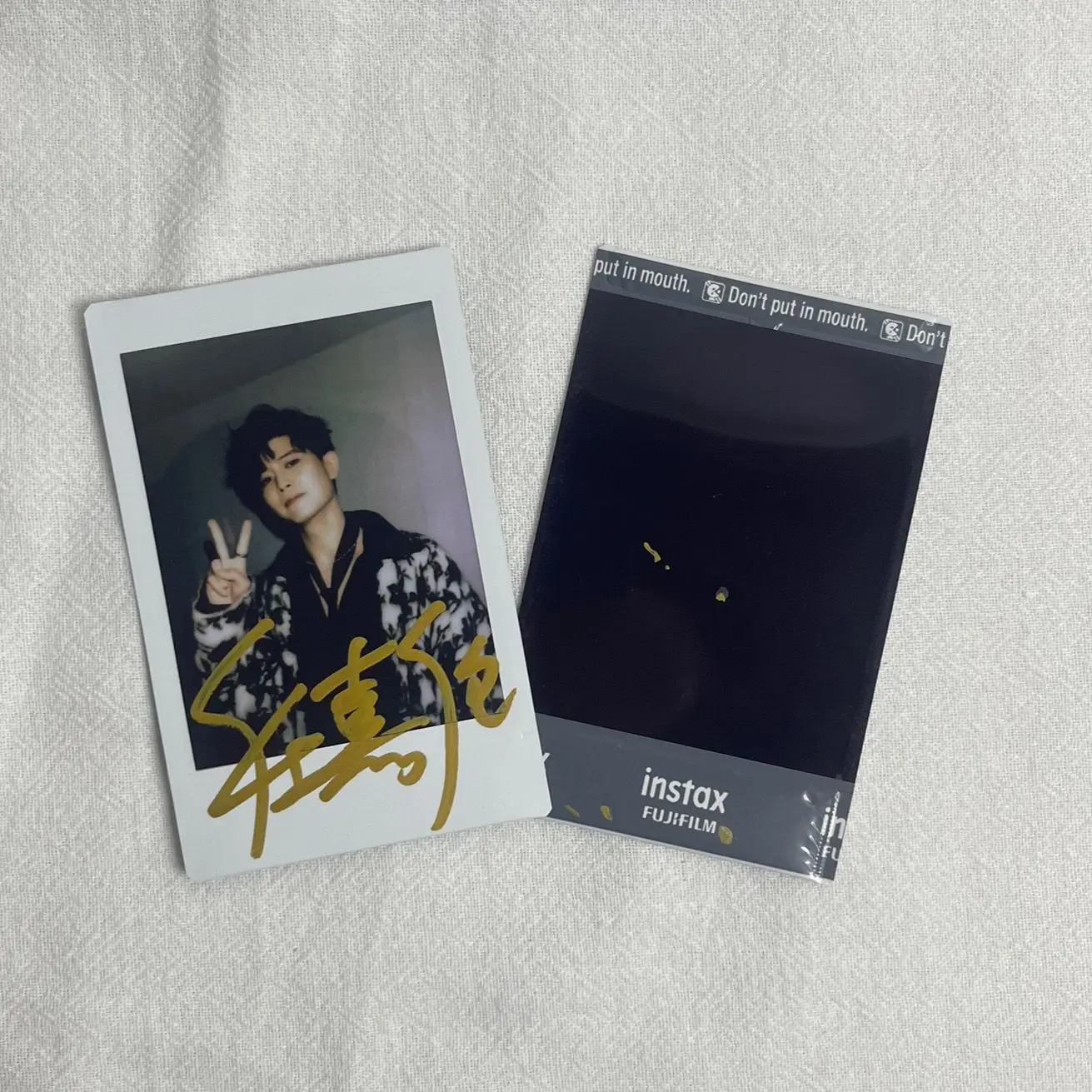 

Chinese star Ren jialun autographed photo 3-inch non printed as birthday gift for friend