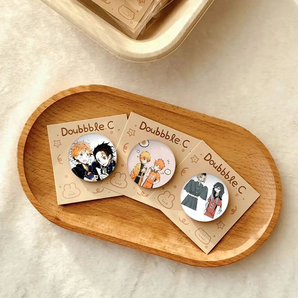 أمين H-Haikyuu و D-Demon القتلة شارات الإبداعية صفيح زر PinsBrooch الإبداعية يقتبس شارة الملابس على ظهره مجوهرات Gi