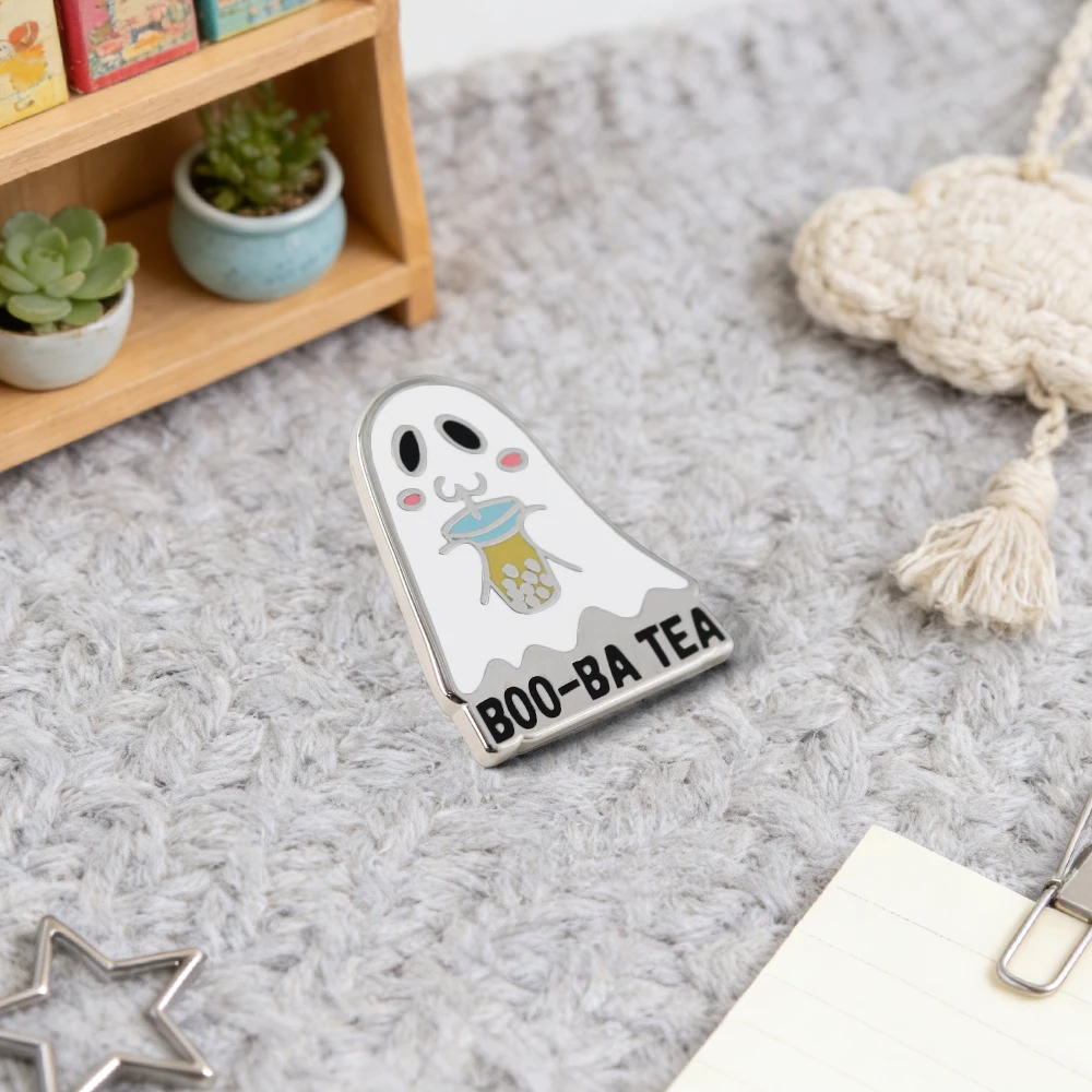 Niedliche kleine Geister-Brosche mit Bubble Tea-Motiv, Halloween-Themen-Abzeichen, modisches Accessoire für die gruselige Jahreszeit, lustiges Geschenk – Detail 9
