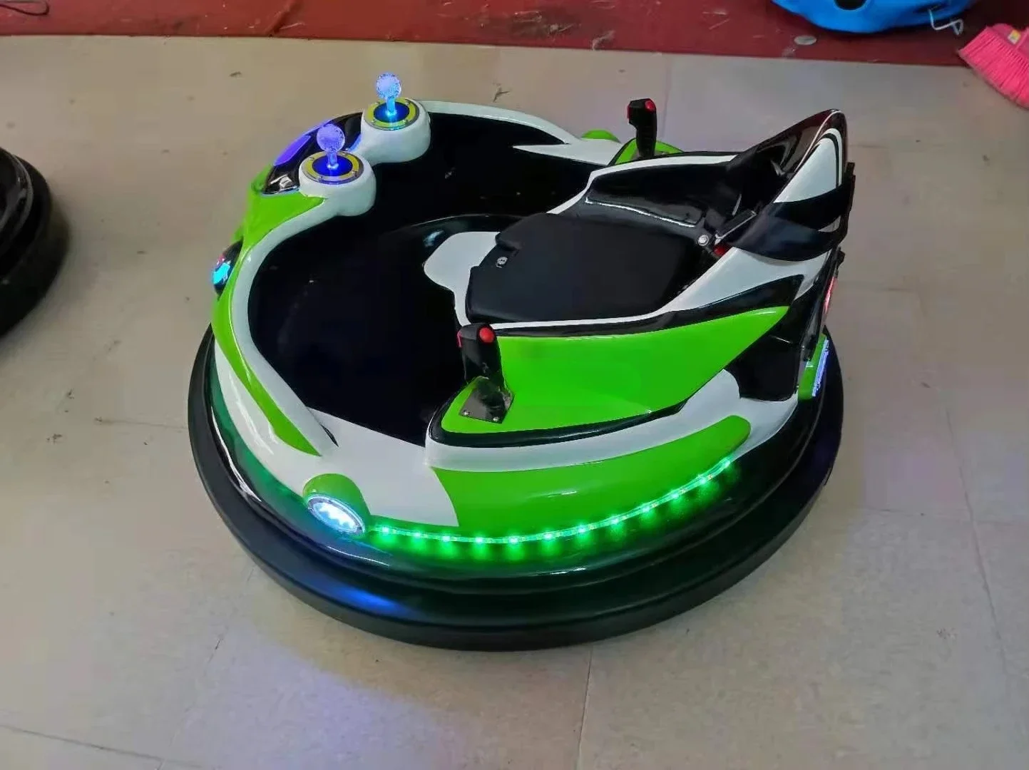 

Indoor 360 simulator, flying wing aircraft