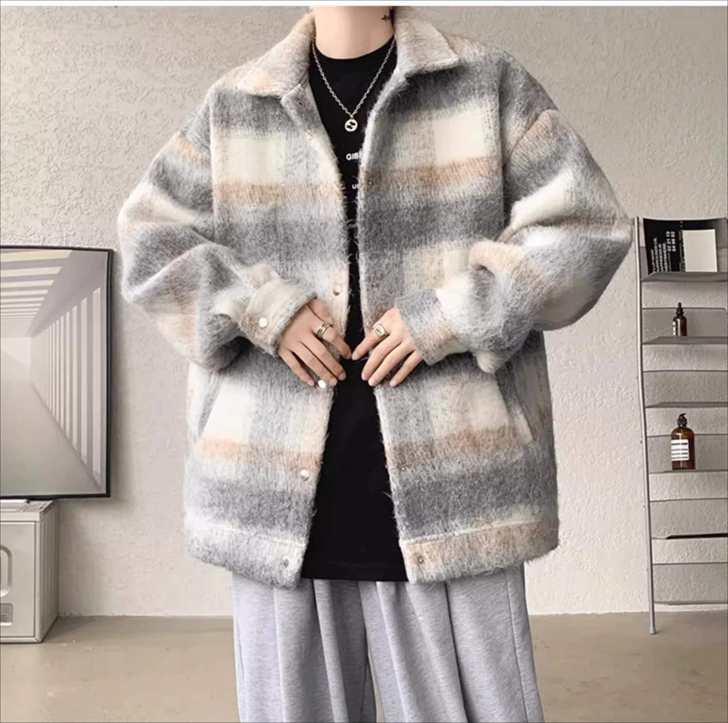 معطف صوف منقوش وردي عالي الجودة للرجال لخريف وشتاء 2025 رمادي فضفاض غير رسمي يومي بياقة مقلوبة وأكمام طويلة