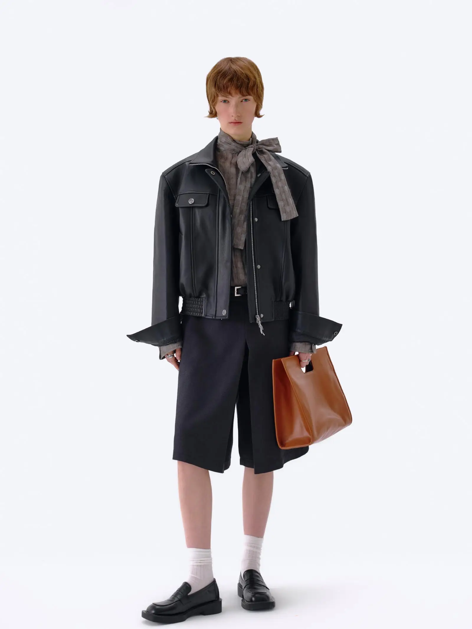 Jaqueta Feminina TearOcean Nightwalker em Couro de Cordeiro Preto com Ombros Acolchoados e Zíper, Design Original em Couro PU para Primavera