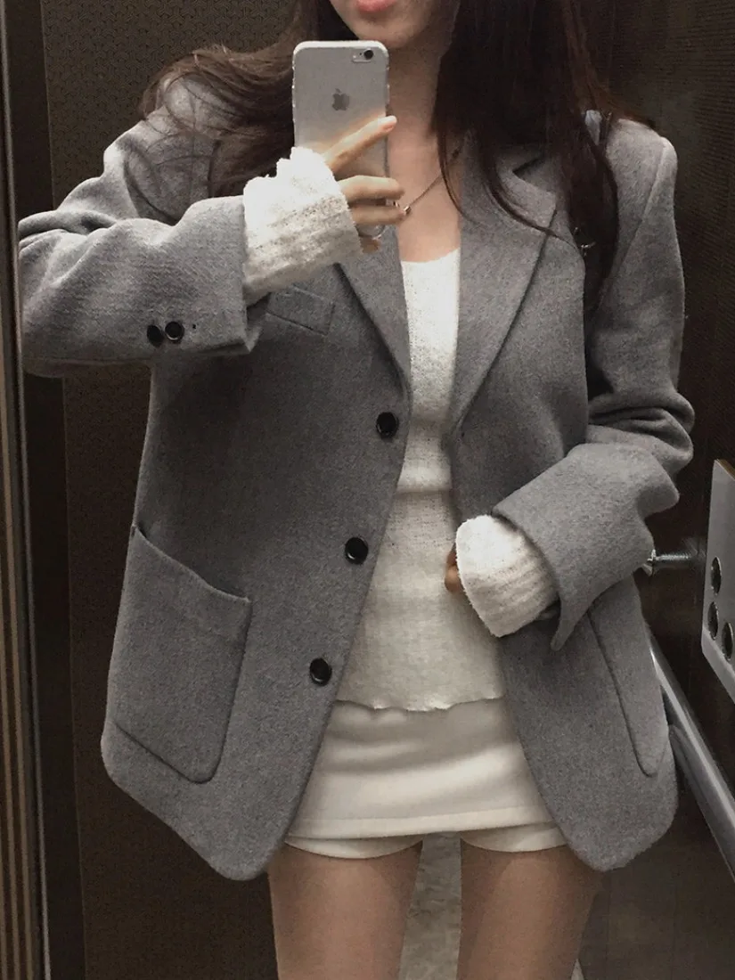 

Chic Winter High-End Simple Pure Color Double Pocket Three-Button Casual Woolen Suit Jacket for Women Stylish Casual Style