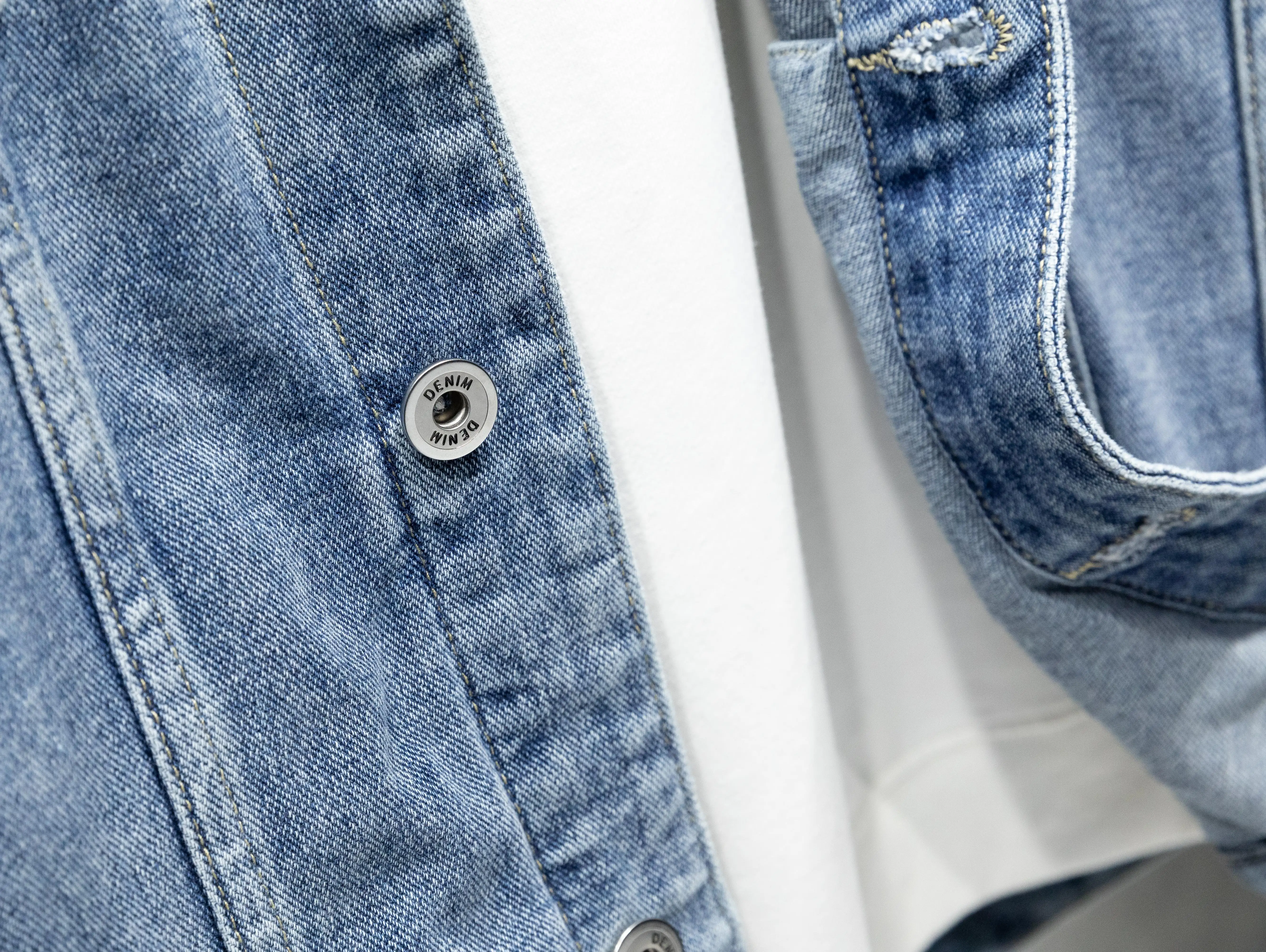 سترة رجالية خريفية كلاسيكية على الطراز الأمريكي متعددة الاستخدامات كبيرة الحجم من قماش الدنيم غير قابلة للتمدد #4