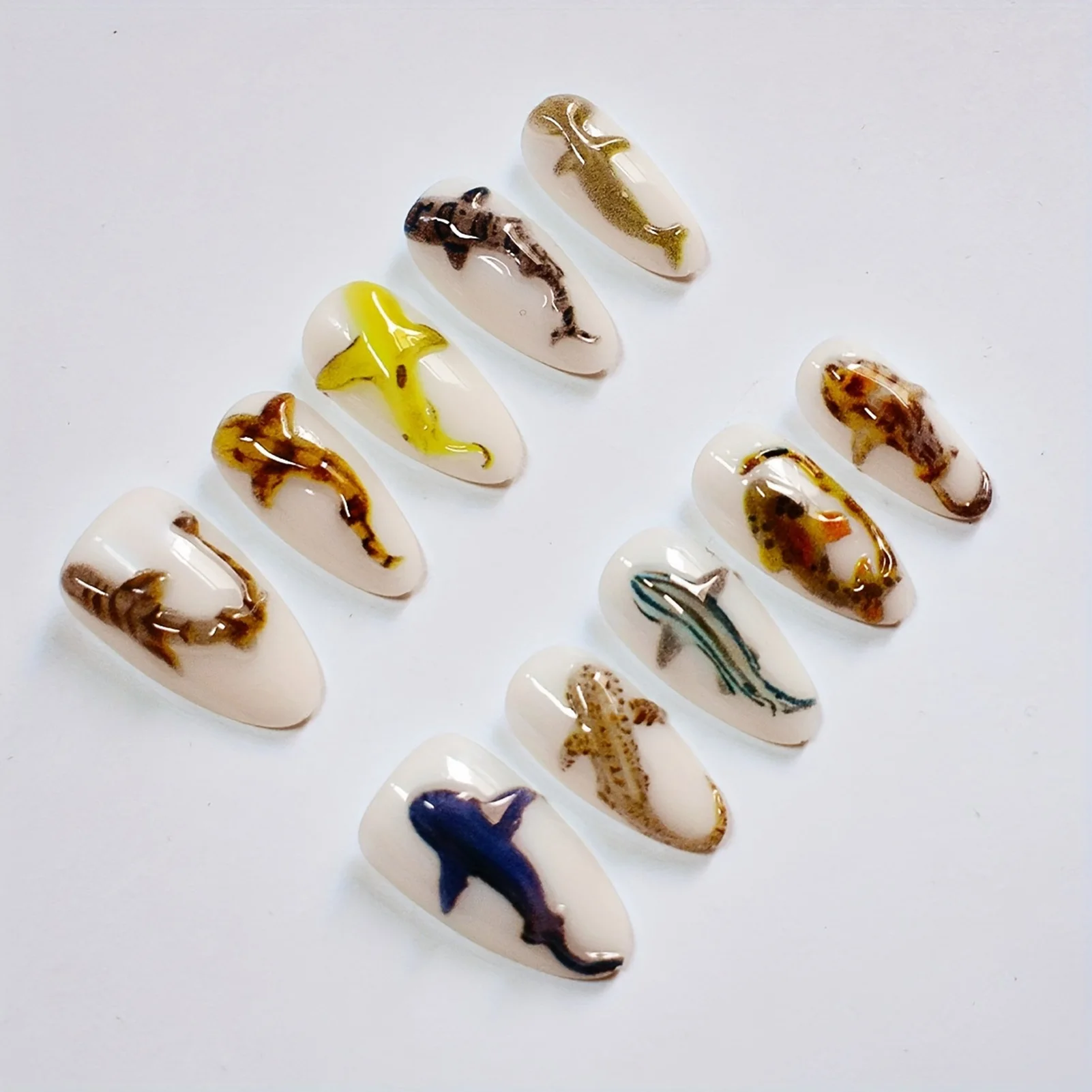 10 قطعة الصحافة اليدوية على الأظافر الحلو كول ثلاثية الأبعاد الأسماك الملونة ديكور الأظافر كاذبة الأبيض اللوز النساء الفتيات يمكن ارتداؤها وهمية مسمار مانيكير