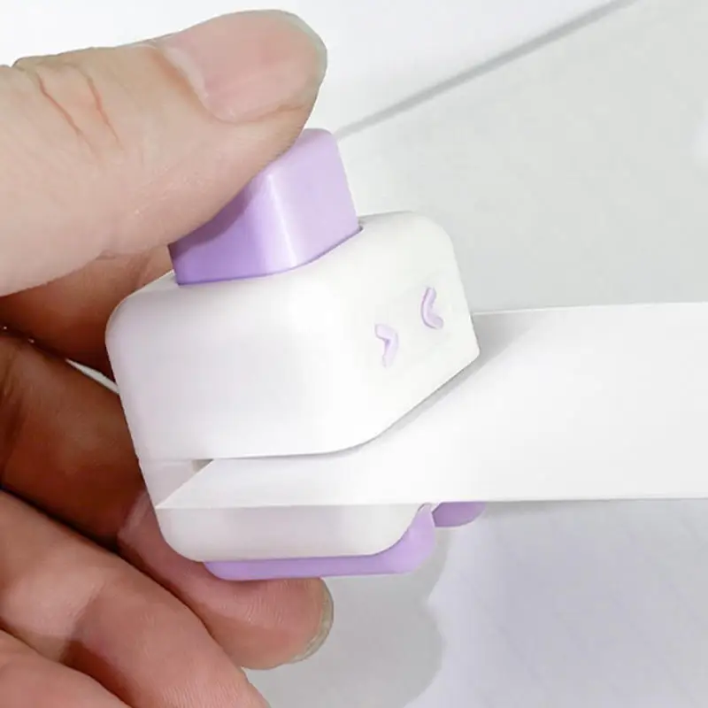

Mini Single Hole Puncher Portable Cute Robot Press-type Punching Stationery Small Loose Leaf Notebook Paper Puncher DIY Binding