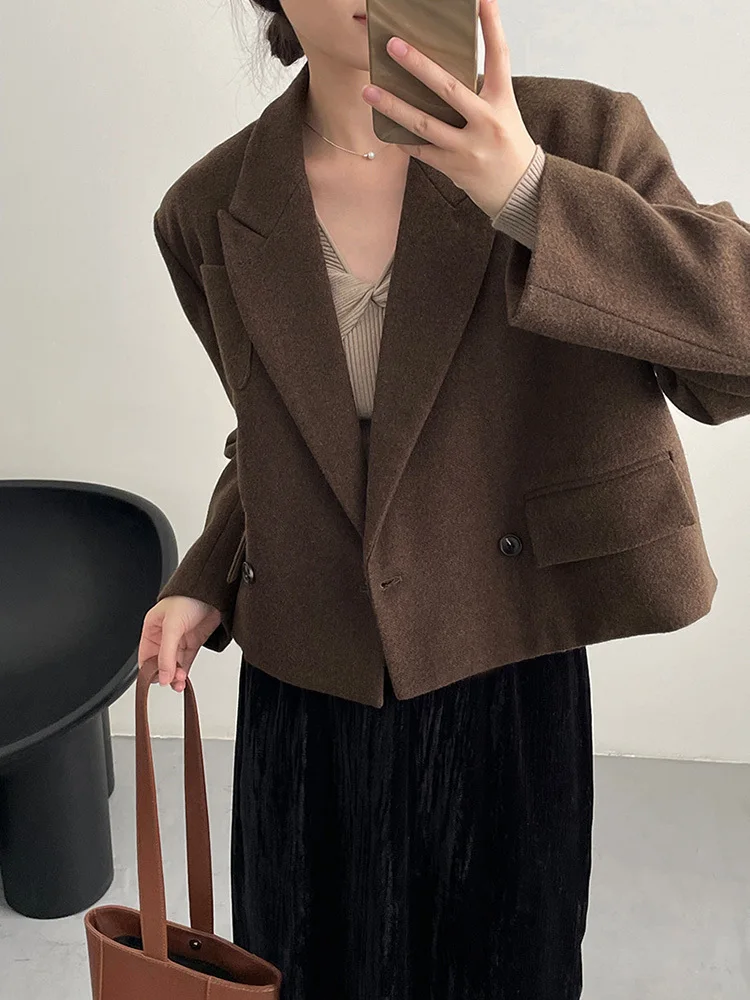 [EAM] Coffee Double Breasted Big Size Short Woolen Coat New Lapel Long Sleeve Women Jacket Fashion Autumn Winter 2024 1DH6635