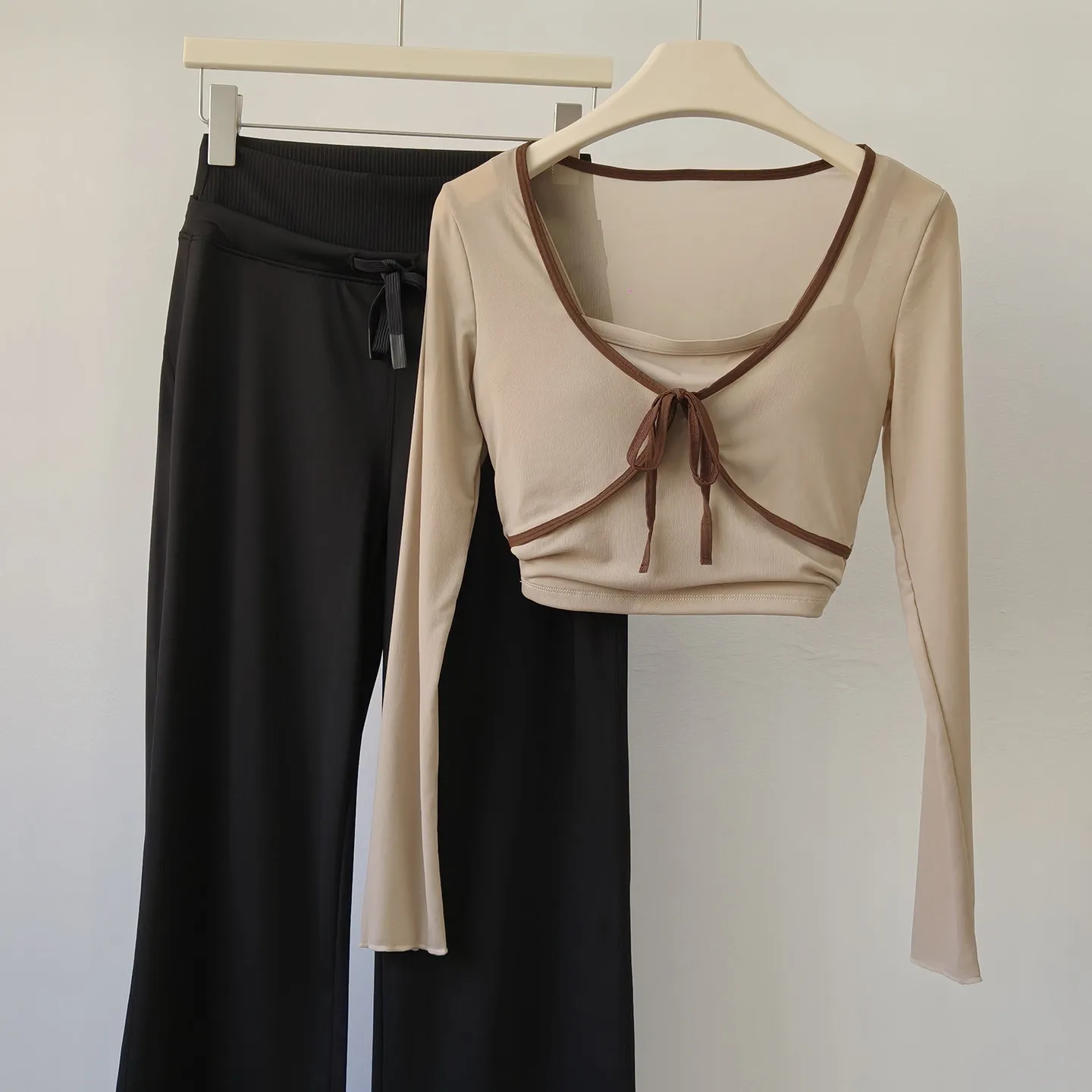 Damen-Yoga-Set mit Brustpolster, Mesh, Kontrastfarben, Fake-Zweiteiler, Langarm, hoher Bund, schmale, weite Leggings und Hose – Detail 15