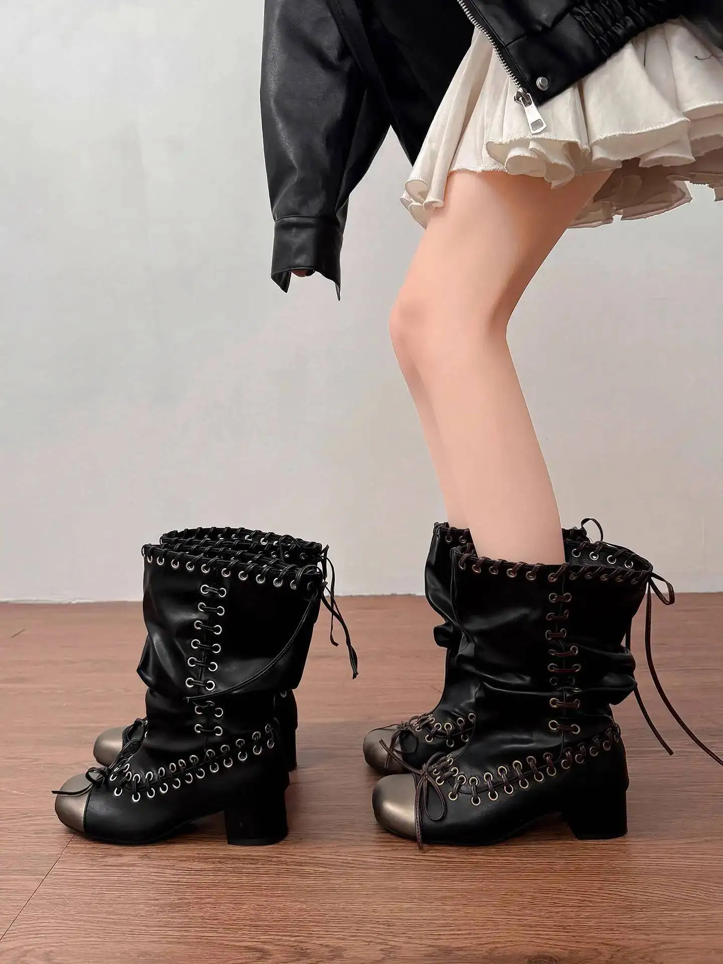 

Осенне-зимние новые женские ботинки средней длины, ботинки martin с ремешками, короткие сапоги до середины икры на массивном каблуке, стильные байкерские ботинки