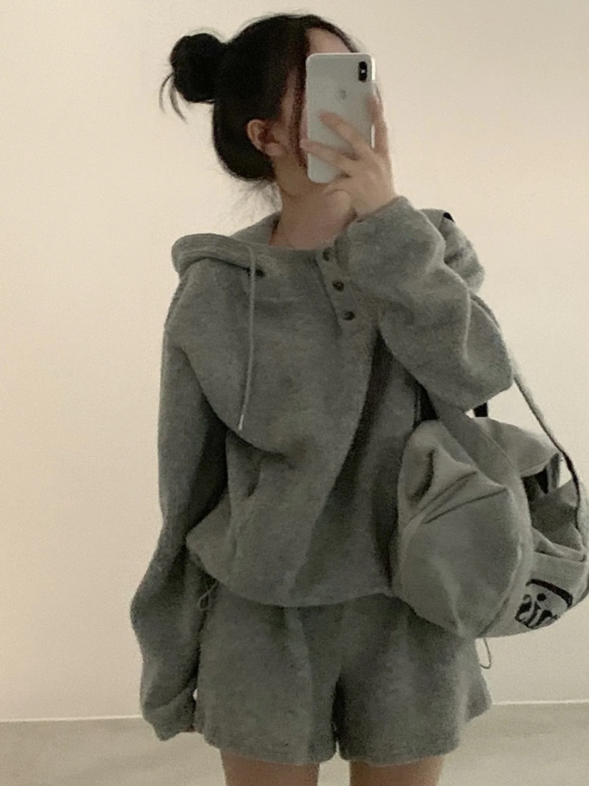 طقم نسائي شتوي عصري من قطعتين: هودي وشورت قصير، أزياء أنيقة تظهر الشباب ومتعددة الاستخدامات