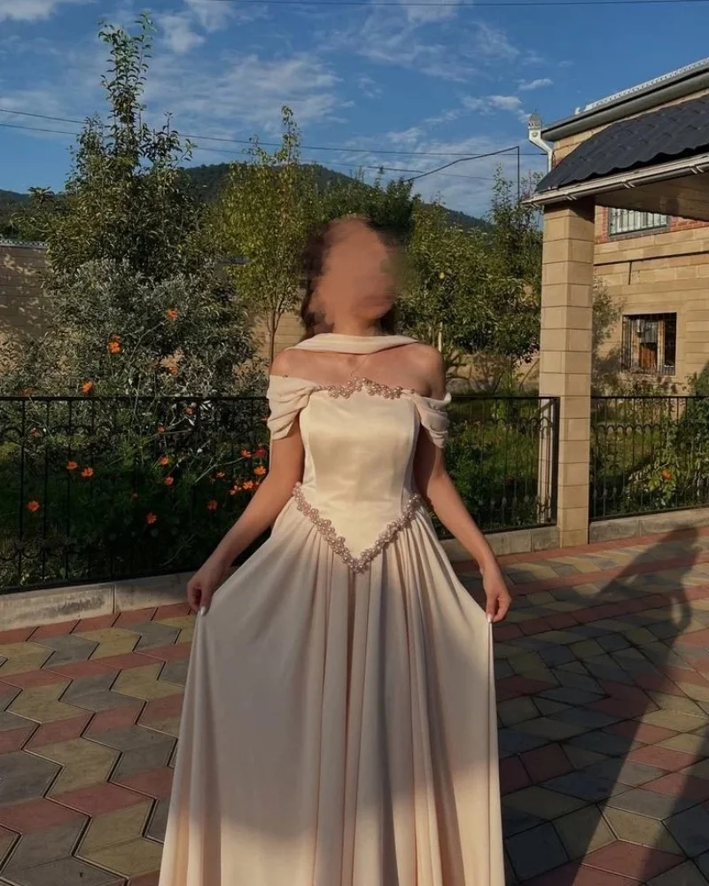 الشمبانيا الحديثة خارج على الكتف ألف خط فساتين حفلة موسيقية لؤلؤة فستان سهرة أنيق مخصص