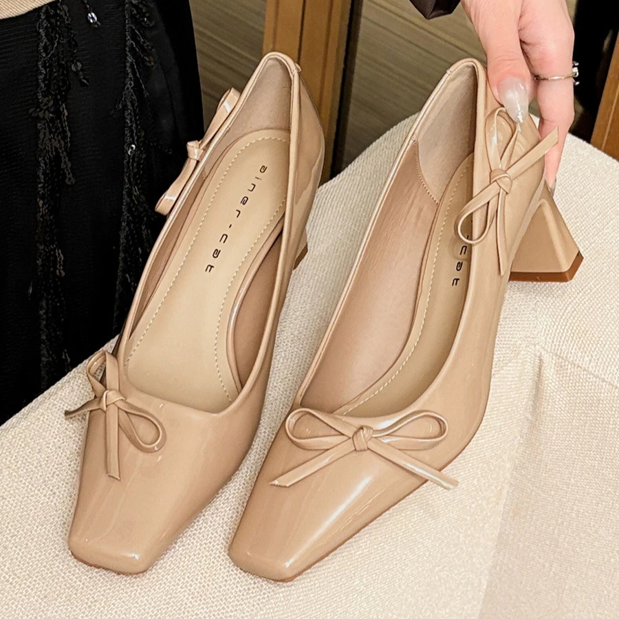 

Модные женские туфли на высоком каблуке с украшением из бокового банта, роскошные женские туфли Мэри Джейн из лакированной кожи с квадратным носком на массивном каблуке, элегантные туфли-лодочки на мелком каблуке