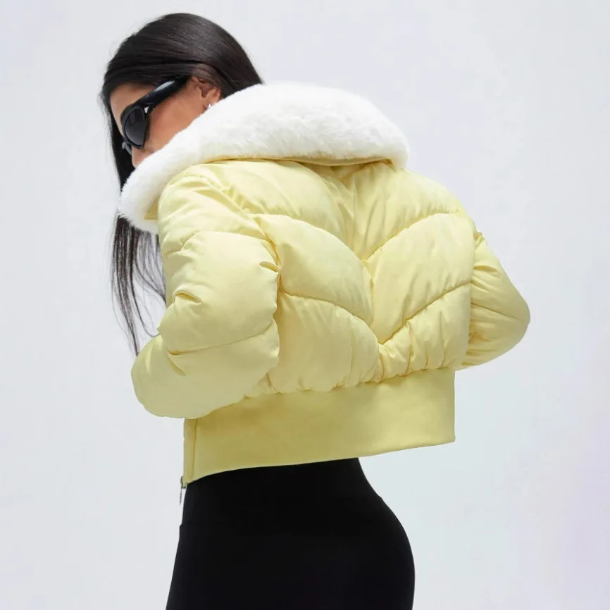 Damska krótka kurtka z odpinanym futrzanym kołnierzem, styl hot girl, płaszcz bawełniany na zimę 2025.