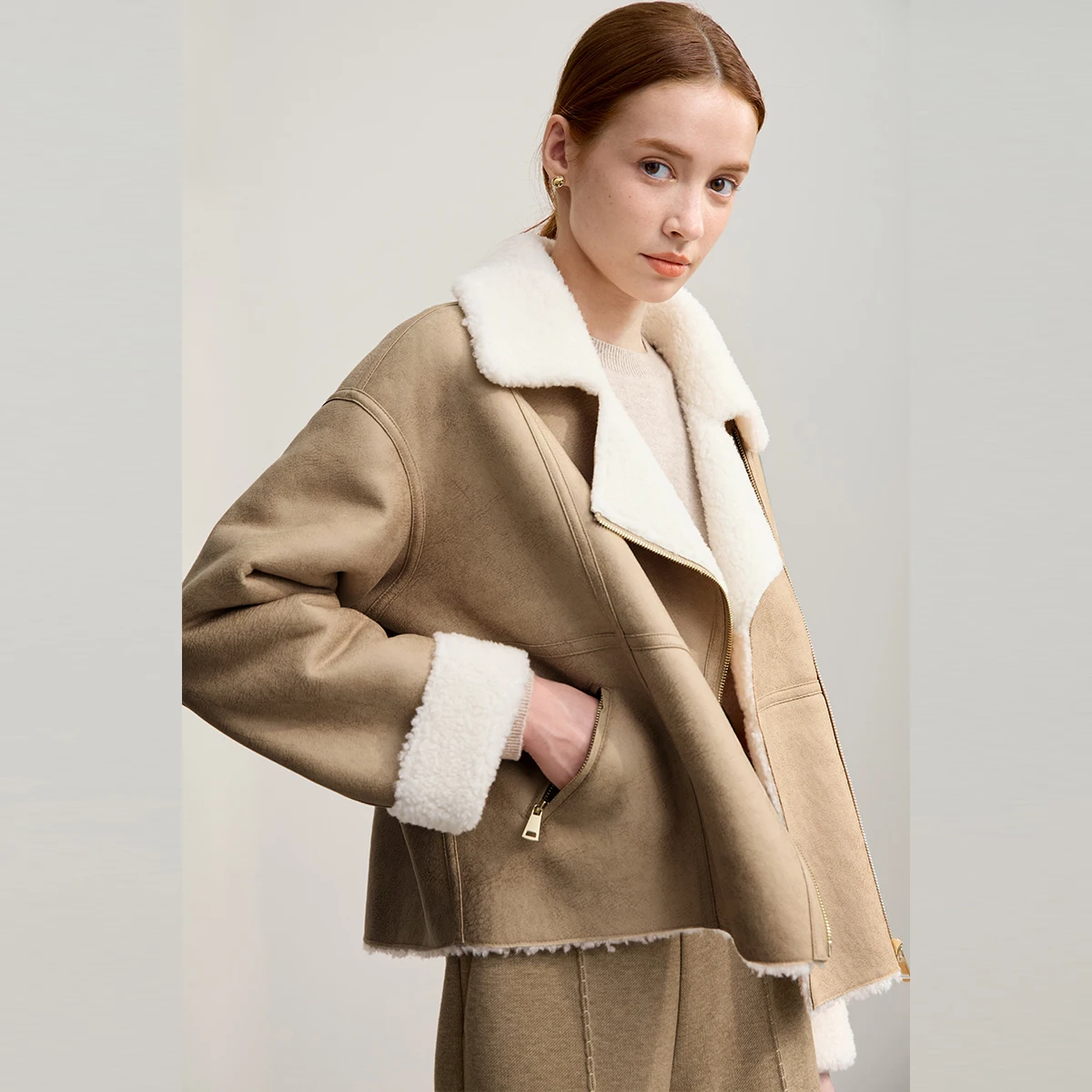 AMII معطف المرأة 2025 شتاء جديد دافئ جميع الصوف فضفاض معاطف الفرو امرأة طويلة الأكمام سستة الصلبة تنوعا سترة أعلى 12554001