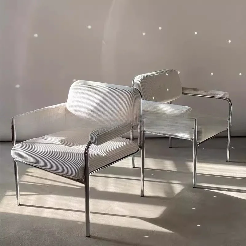 Cadeira de sofá único simples e moderna, varanda da sala de estar em casa, sofá de ferro forjado