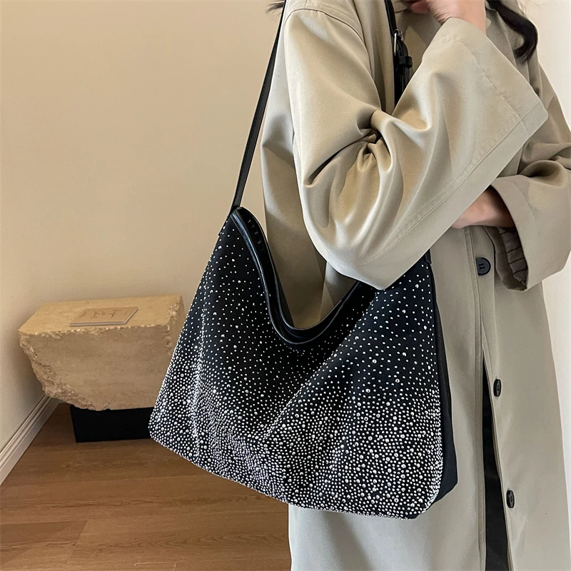 

Adjustable Shoulder Strap Exquisite Workmanship Soft And Comfortable Zipper Open And Close Shopping Commuter Shoulder Bag