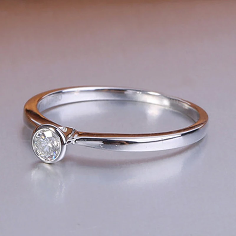 Huitan Klassische Solitär CZ Damenringe für Hochzeit, Verlobung, einfache und elegante Damenaccessoires, luxuriöser silberfarbener Schmuck