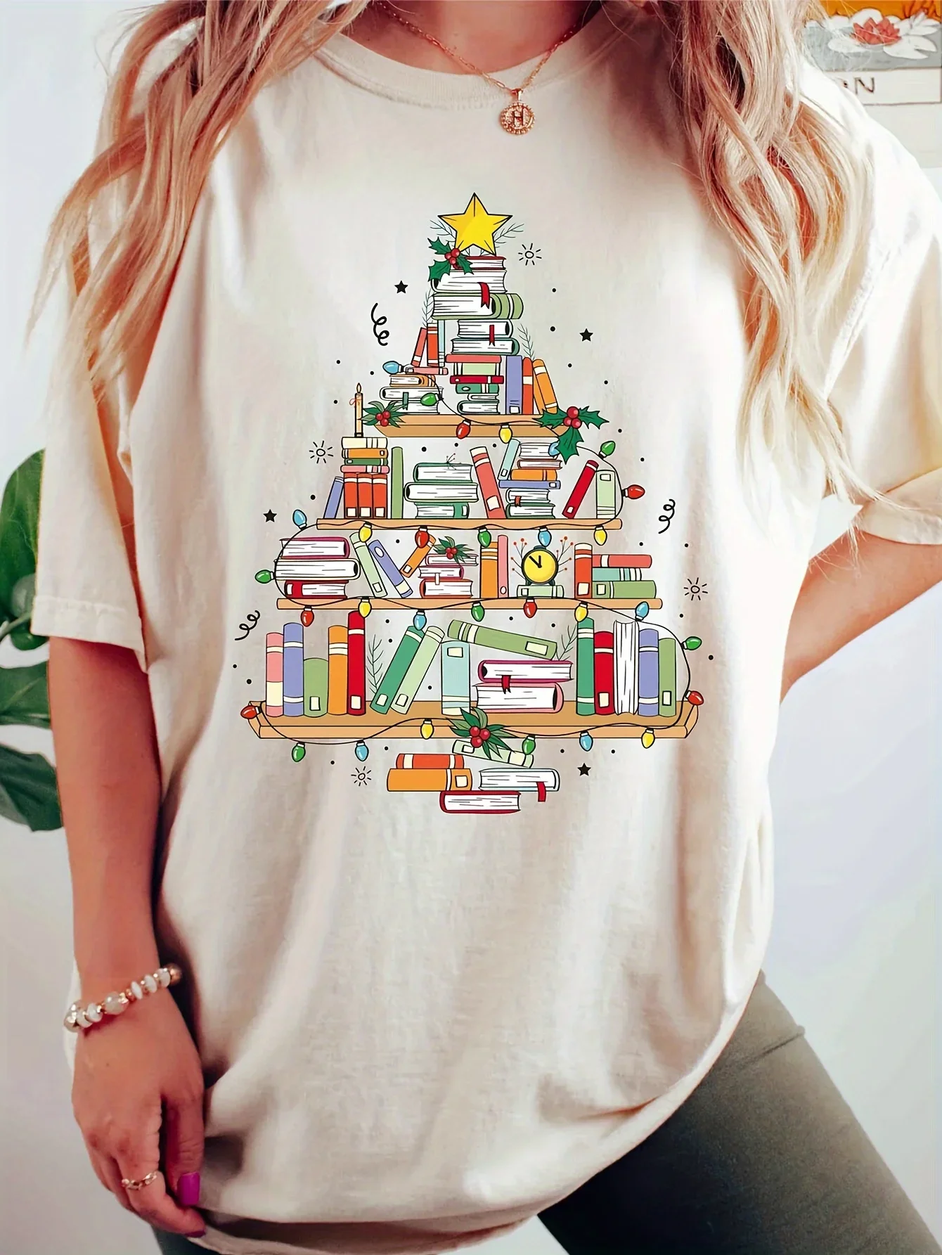 Świąteczna koszulka damska z grafiką drzewka książek, codzienna bluzka z okrągłym dekoltem, świąteczny literacki wzór, koszulki świąteczne do czytania.