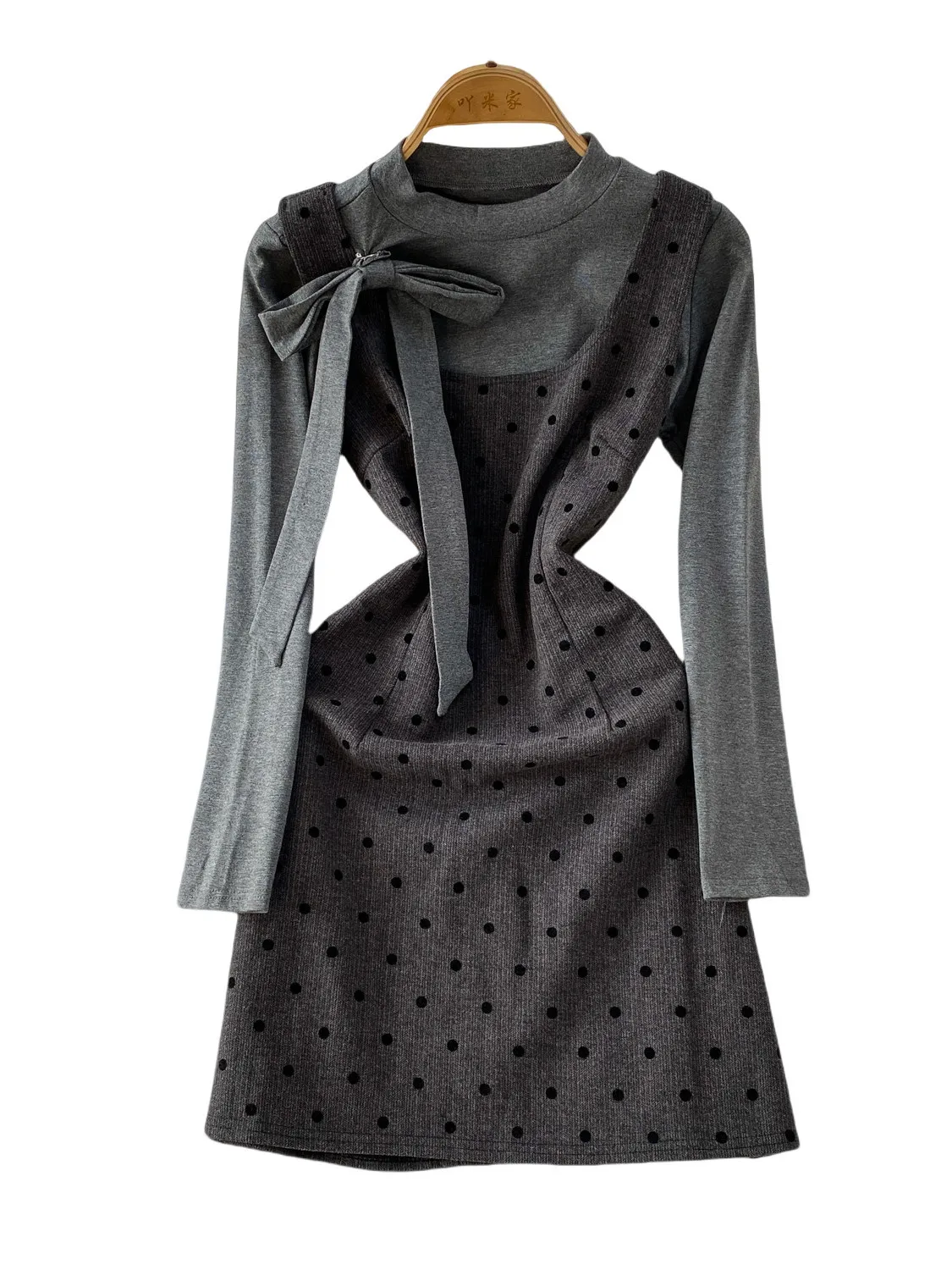 Set atasan dan celana panjang model polkadot dengan pita manis di bagian depan, cocok untuk tubuh berukuran kecil, celana pinggang tinggi.