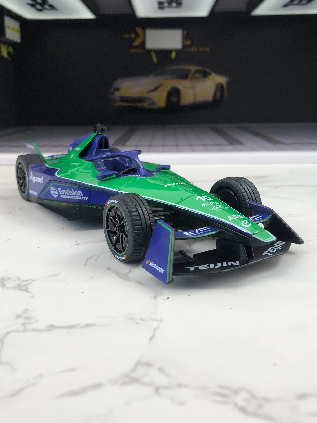 TSC 1:24 simulación de aleación de zinc el coche modelo ABB FIA Fórmula E Envision, adorno estático, coche de regalo coleccionable de metal