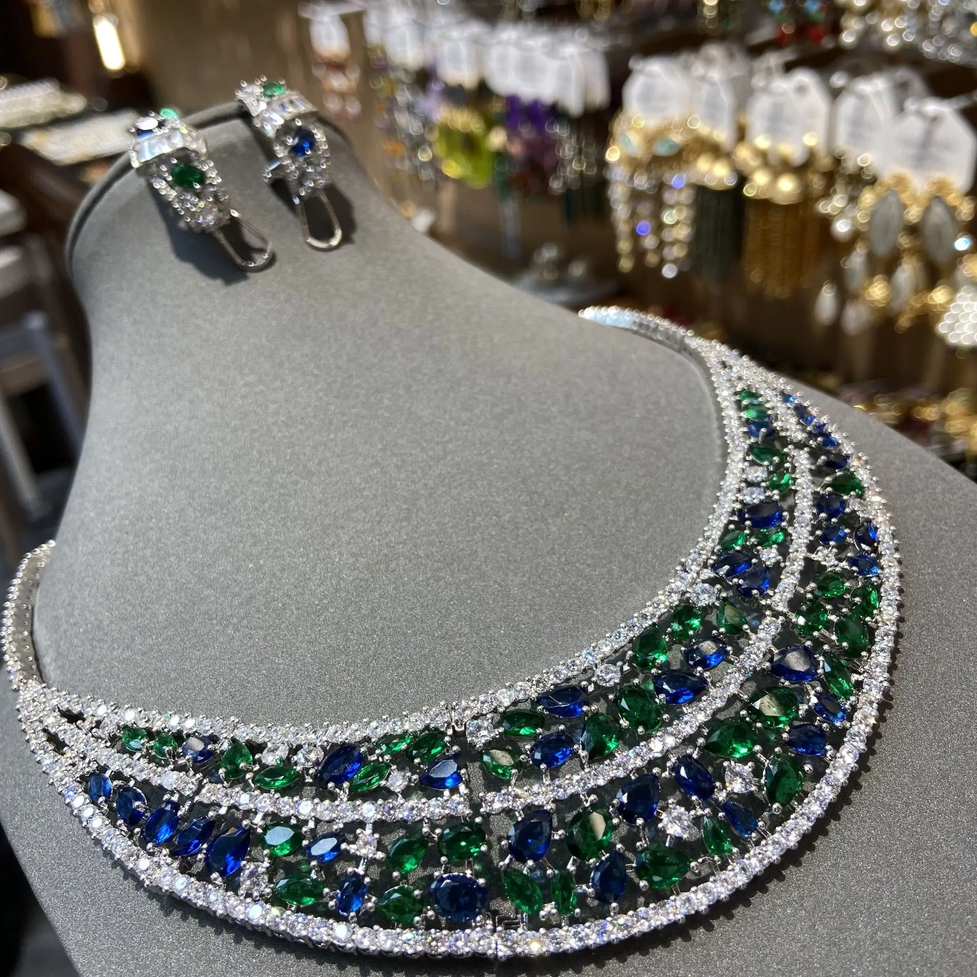 

Роскошное свадебное ожерелье с цирконом, изумрудным бриллиантом, серьги, свадебные аксессуары, комплект из двух предметов, женские модные аксессуары