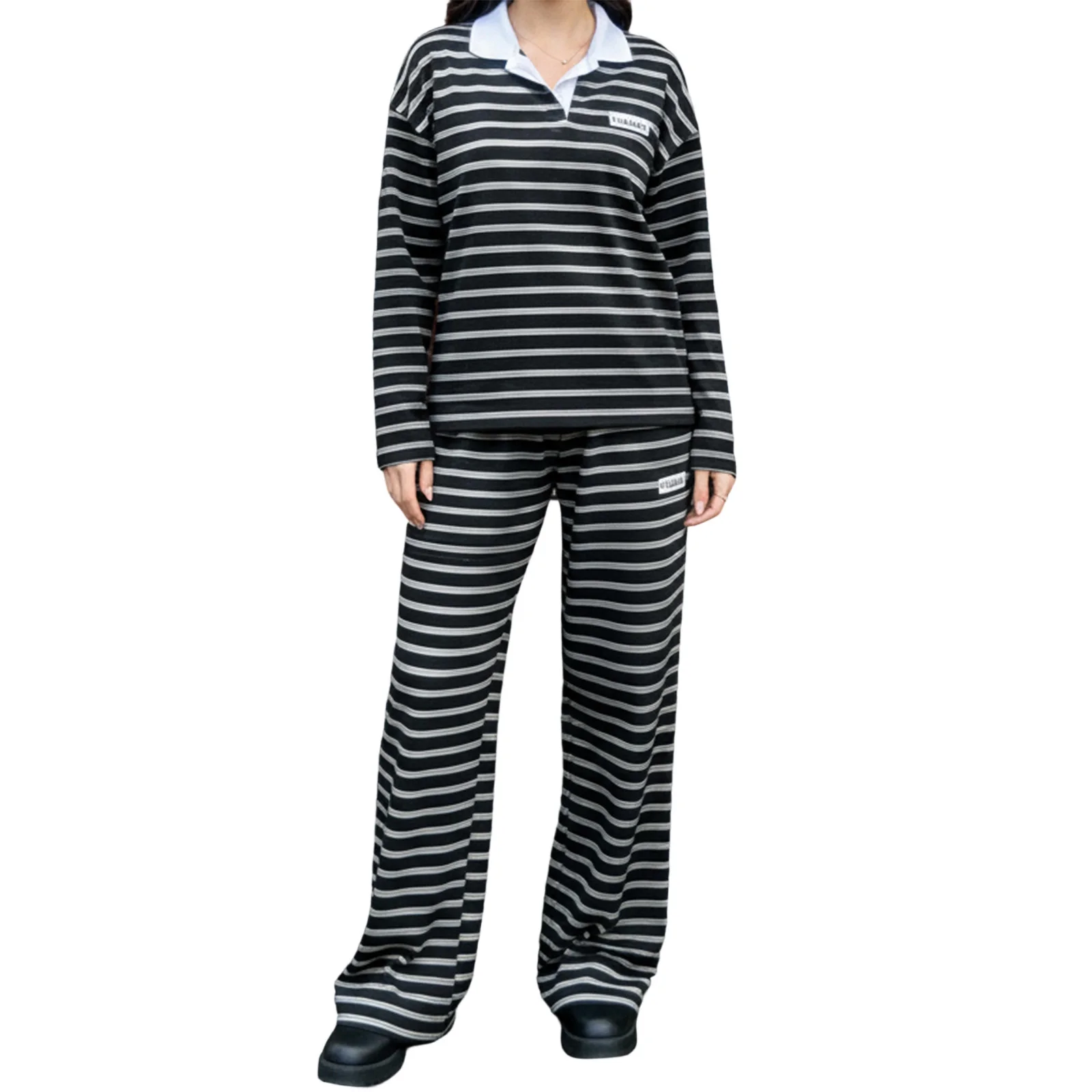 

Женский осенний комплект из двух предметов: удобный топ с длинным рукавом и отложным воротником, свободные брюки с высокой талией, полосатый спортивный костюм