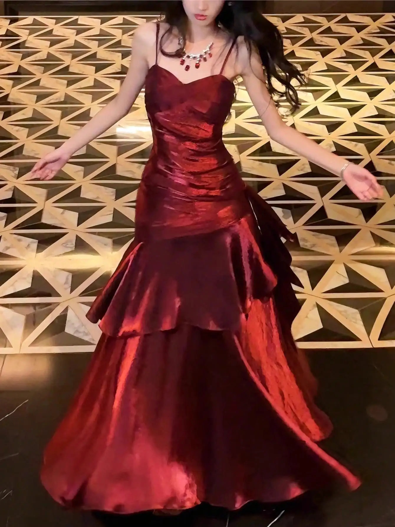 Estate nuovo verde elegante increspato maxi vestito da donna luce di lusso aderente fionda abiti a coda di pesce abito da festa vintage ballo di fine anno ed eventi