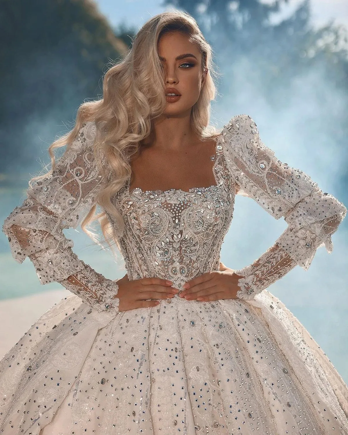 Luxury Ball Gown Wedding Dresses Square Neck Long Sleeves Crystal Pearls Applique Lace Bridal Gowns Sweep Train Vestido De Novia