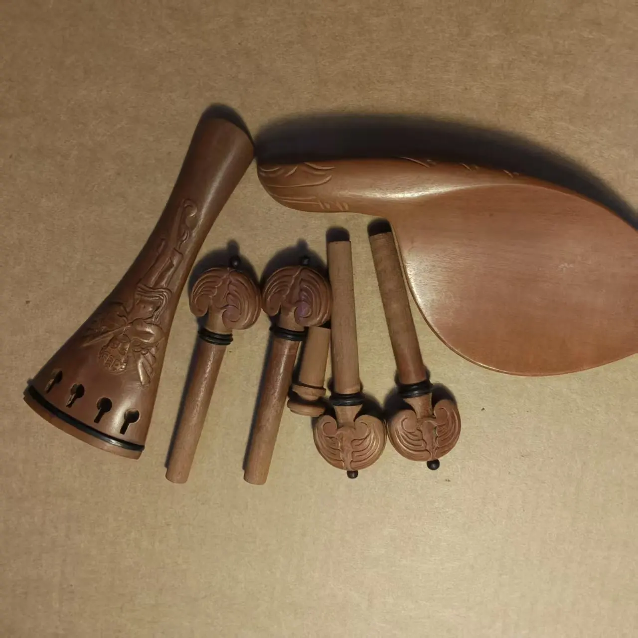1 Set Jujube Wood Violin Parts 4/4 With 4 Carved Pegs and 1 Tailpiece 1 Chin Rest 1 End Pin - view 4