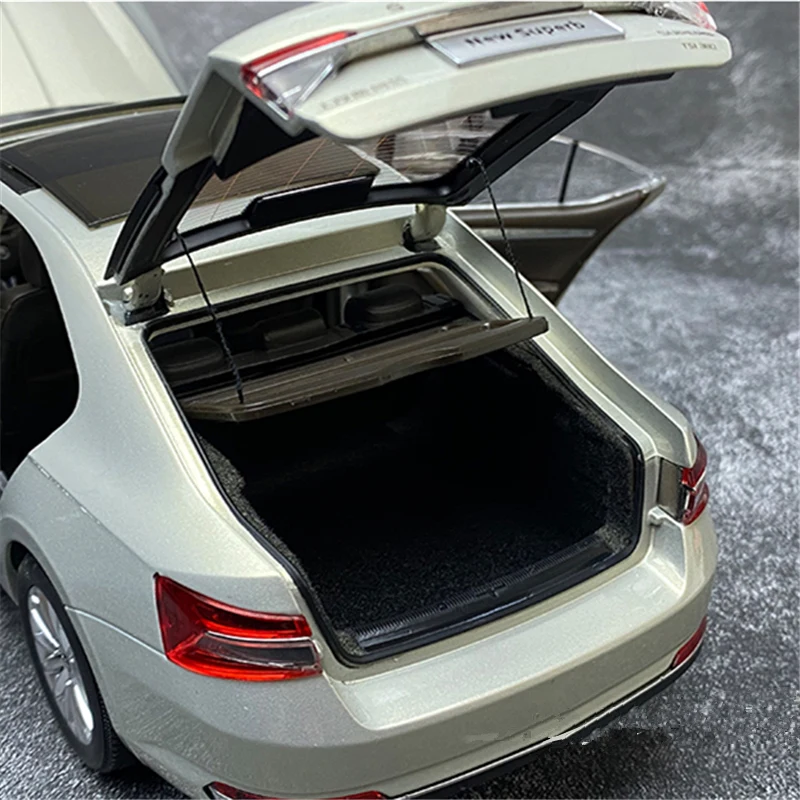 New 1:18 SKODA SUPERB Alloy Car Model Diecast Metal Vehicles Car Model High Simulation Collection Childrens Toys Gift Decoration