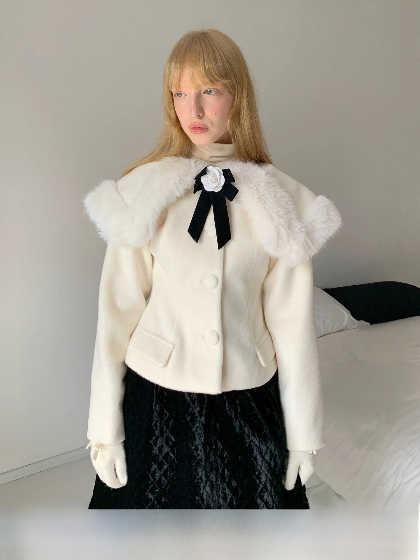 

Шерстяное пальто SOOMIE белого цвета с меховым воротником, женское, в стиле ретро, приталенное, с подплечниками, с узлом, длинное...