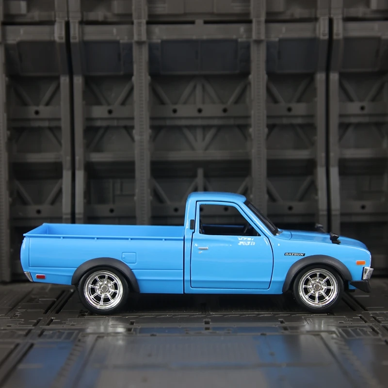 Maisto 1:24 Simulated Nissan Datsun 620 alloy pickup truck model, static desktop decoration, doors and hood can be opened