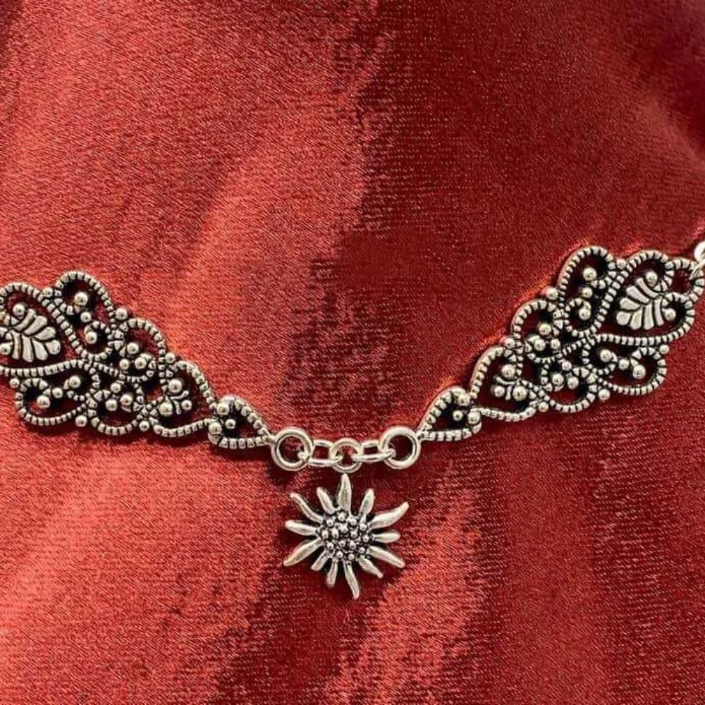 Bohemian Vintage-inspired Ancient Silver Hollowed-out Ethnic Pattern Edelweiss Pendant Necklace for Woman Chokers Chain Jewelry