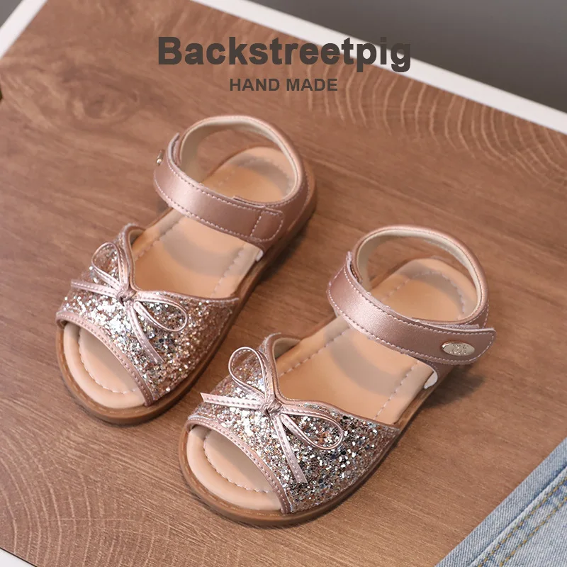 Sandalias de cristal para niñas, zapatos individuales antideslizantes de cuero con lentejuelas de estilo extranjero, novedad de verano 2024