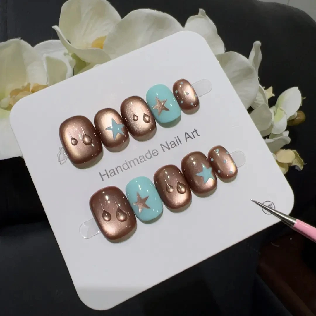 Petites gouttelettes d'eau marron haut de gamme, 10 pièces, pointes françaises faites à la main, nail art court de couleur foncée