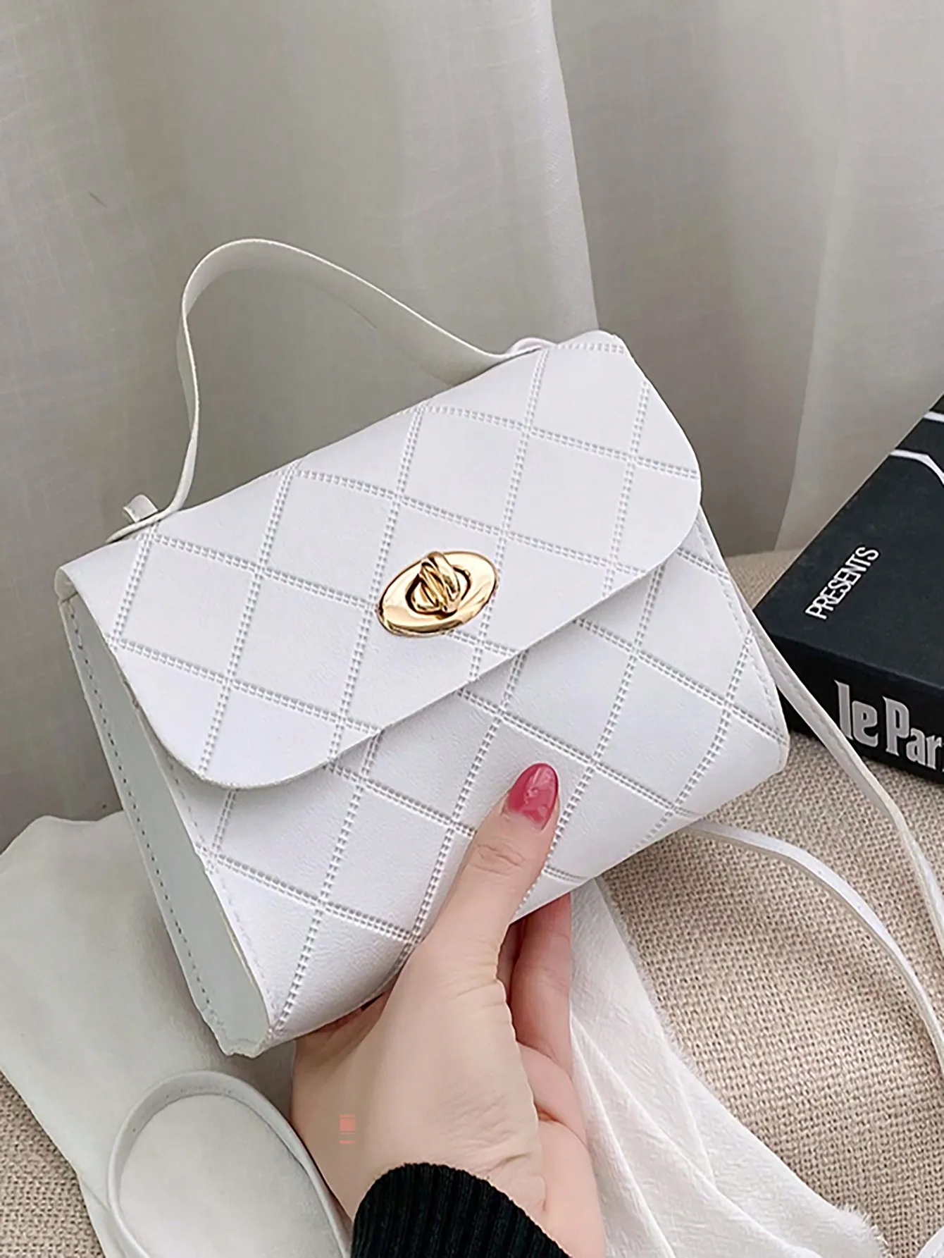 

Белая стеганая сумка-кроссбоди с золотой застежкой - миниатюрная вечерняя сумочка