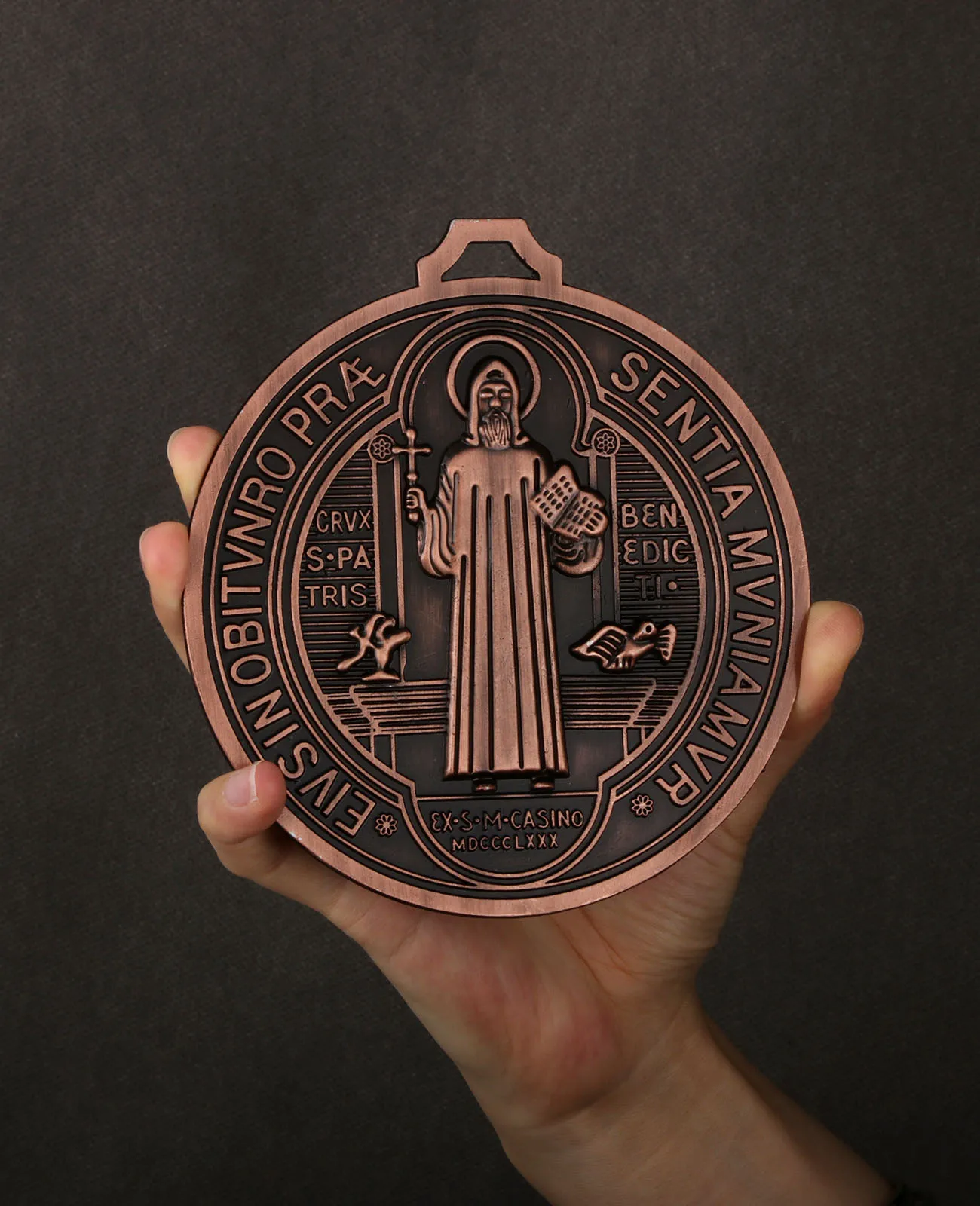 Diyalo 6-Farben großer Exorzismus St. Benedikt Medaille Schild Anhänger Amulett religiöser Schmuck Ornament Andenken Wand Home Decor Geschenke – Detail 4