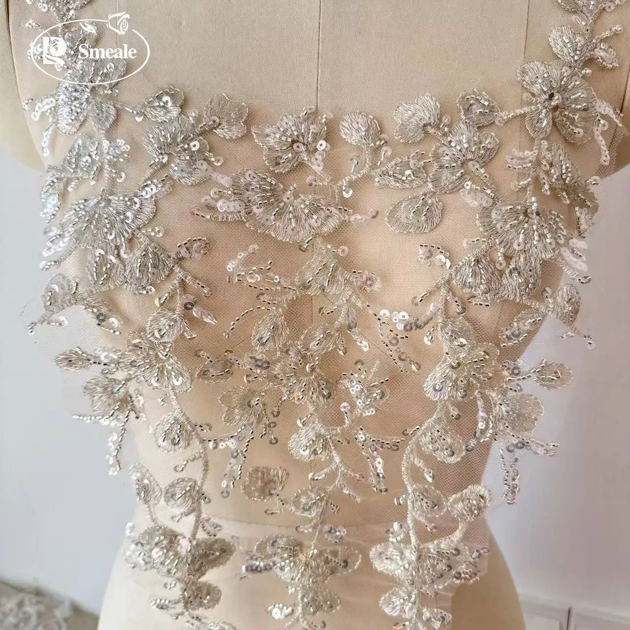 Silberfaden-Bestickter Spitzenkragen. Hochzeitskleid V-Ausschnitt Mittig Vorne auf der Brust Besticktes Dekor Perlenbesetzte Spitze Handgefertigt DIY – Detail 2