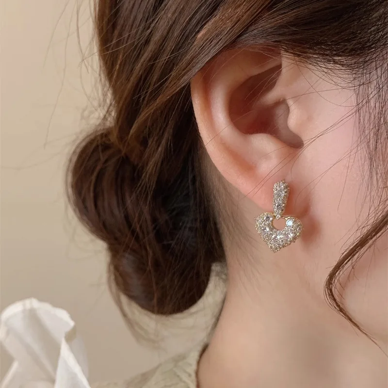 2024 Fashion New Style Versatile Korean Edition Earring Design Super Sparkling Full Diamond Hollow Heart Earrings For Women's image 2