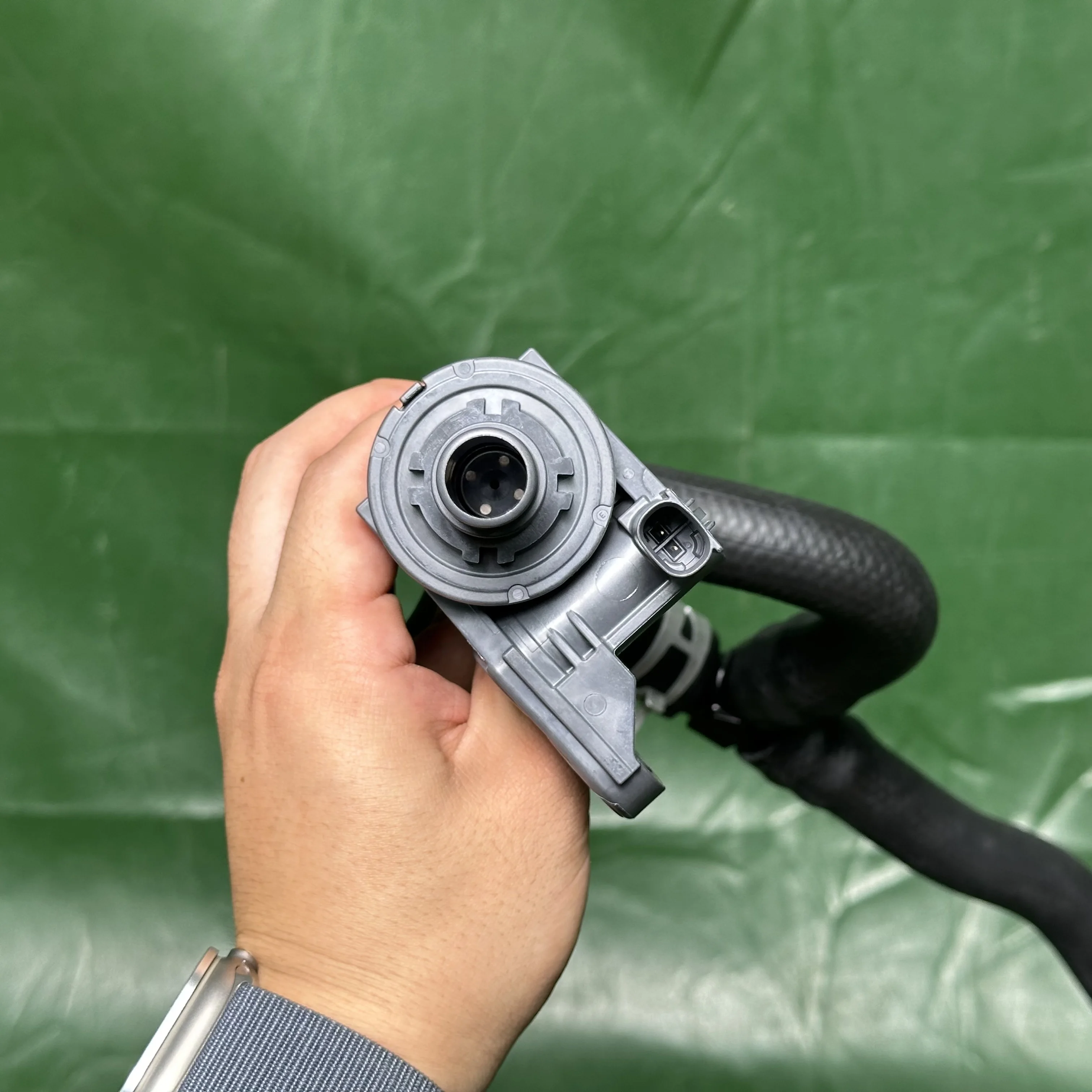 مصنع رائجة البيع 16260-25010 16260-F0010 صمام المياه مع الأنابيب لكامري