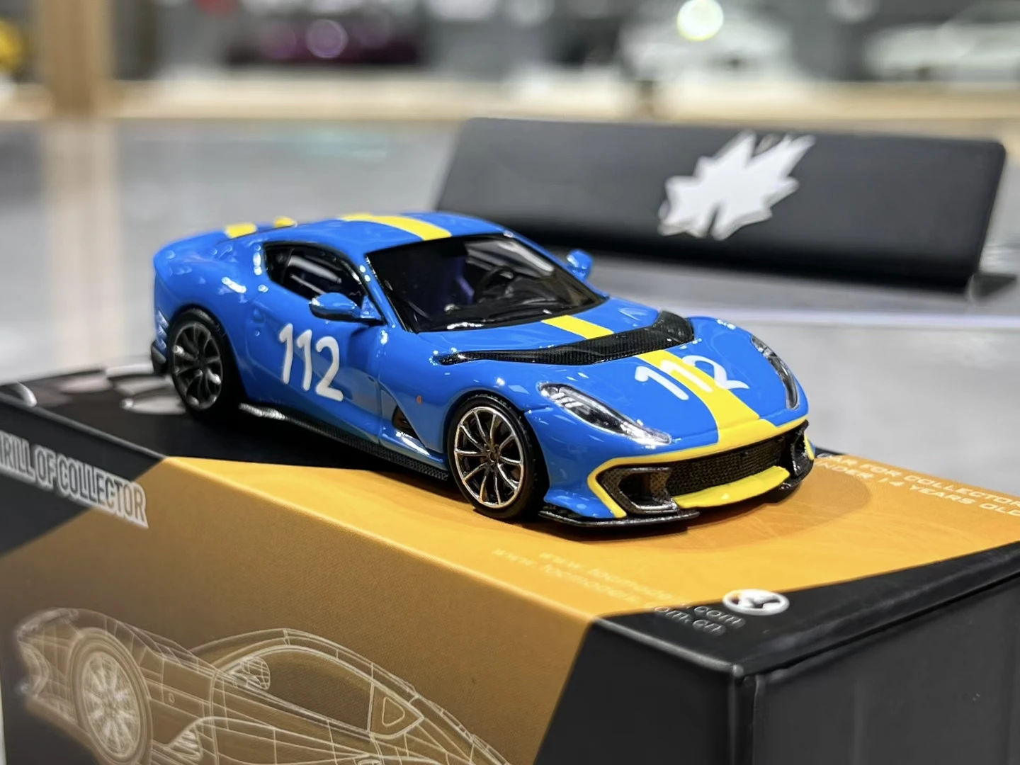 スポットtoc-フミ-1-64-フェラーリ-プランシングホース-812c-合金製カーモデル