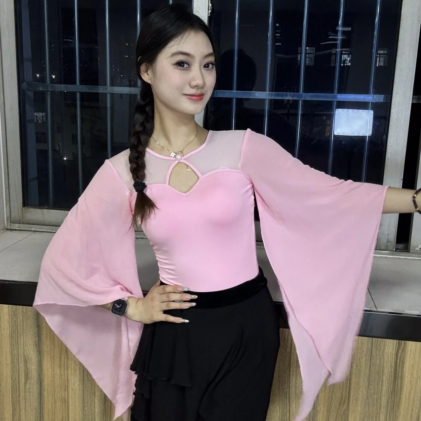 ملابس علوية لقاعة الرقص الوردية لعام 2025 للسيدات بأكمام عائمة ملابس رقص لاتينية للبالغين ملابس ممارسة الرقص الفالس DNV25244